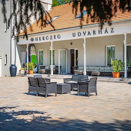 Herczeg Udvarhaz Poroszlo Exterior photo