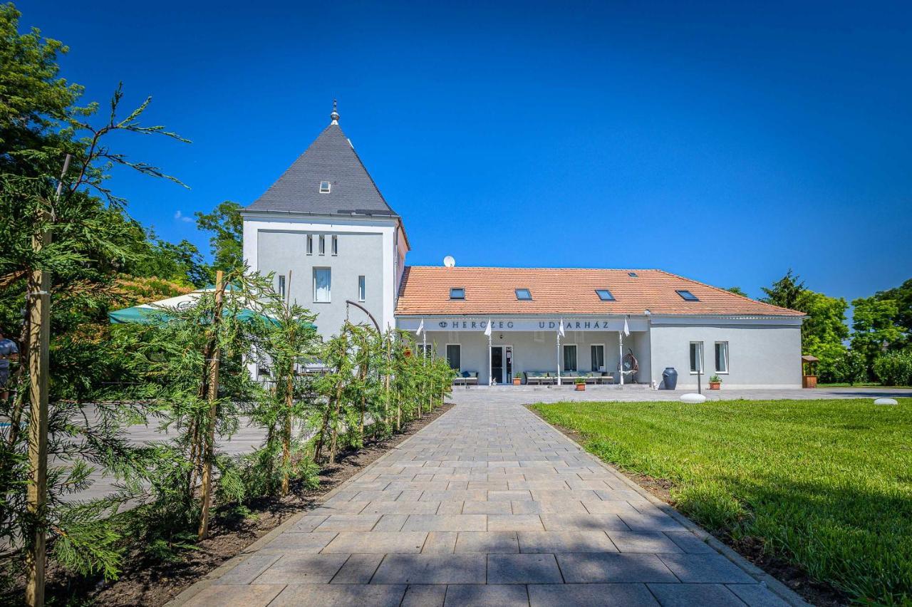 Herczeg Udvarhaz Poroszlo Exterior photo