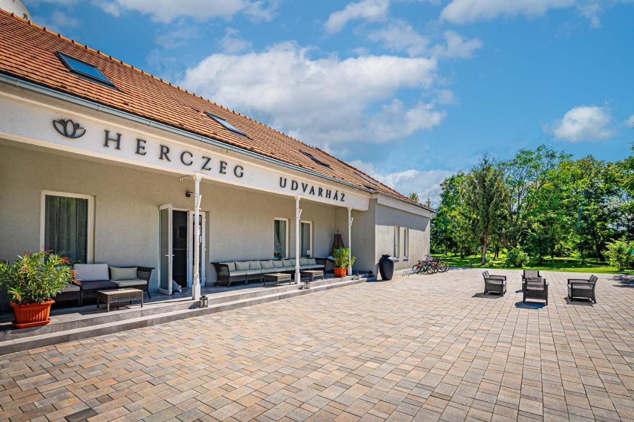 Herczeg Udvarhaz Poroszlo Exterior photo